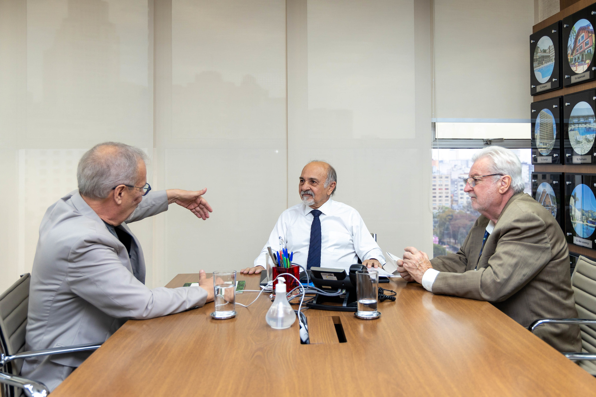 Reunião entre Ricardo Teixeira (presidente da Câmara Municipal de São Paulo), Artur Marques (presidente da AFPESP), e Gilberto Natalini (coordenador de Meio Ambiente). Foto: Elisa Izumi Torres.