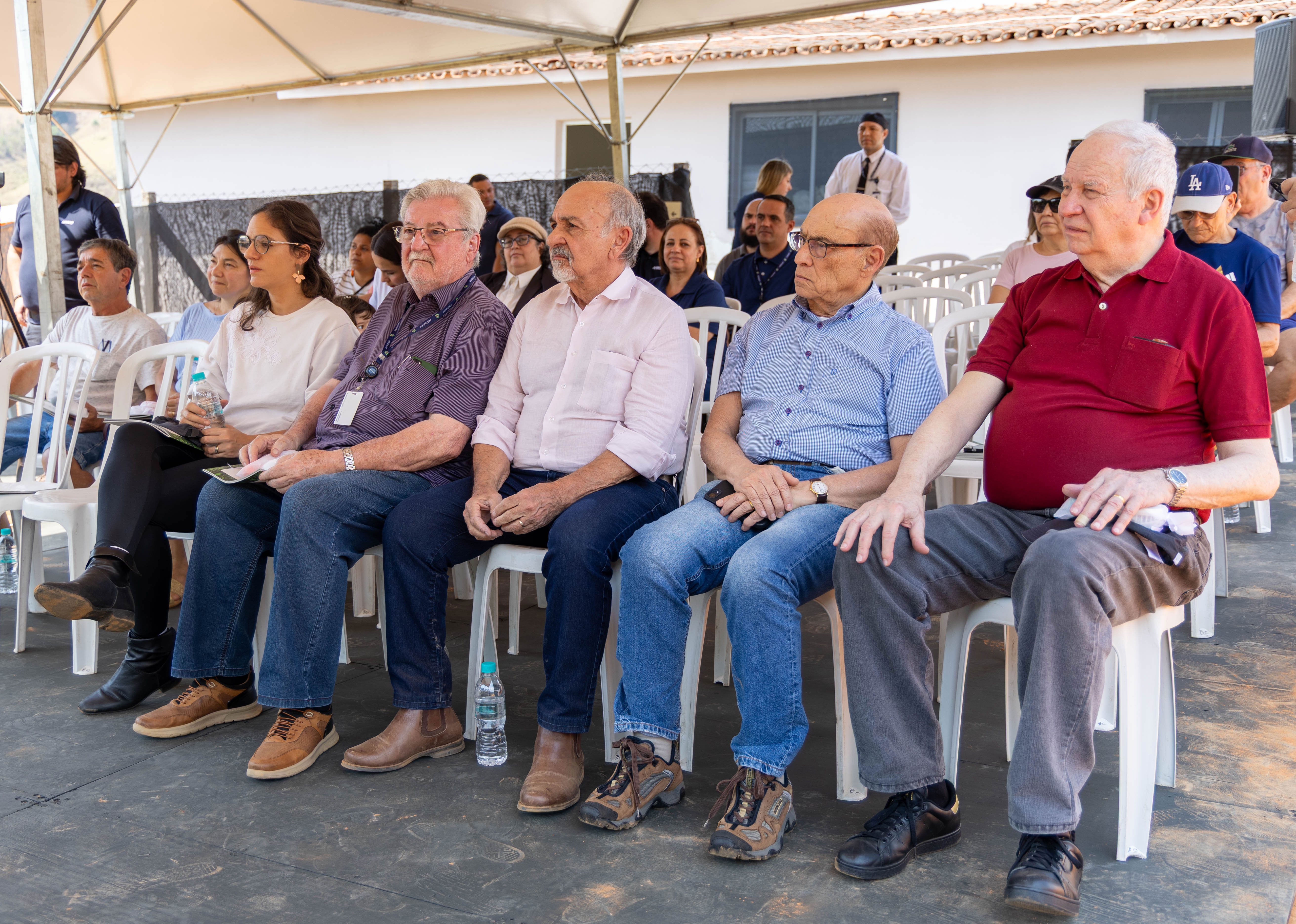 Foto dos presidentes da Diretoria Executiva, Conselho Deliberativo e Conselho Fiscal da AFPESP ao lado de Gilberto Natalini e Marina Helou em evento na unidade de lazer Serra Negra.