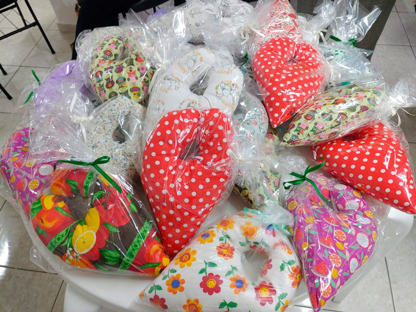 Almofadas coloridas em formato da letra Y