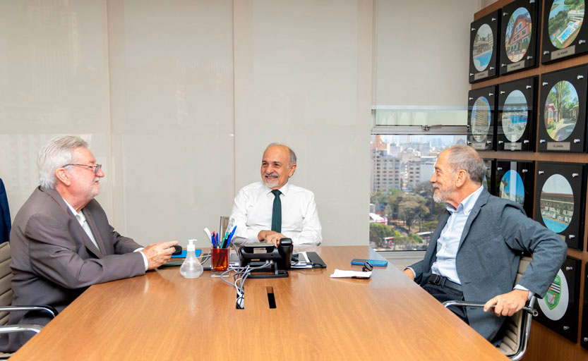 Foto do Gilberto Natalini (Coordenador de Meio Ambiente); Artur Marques (Presidente da AFPESP) e Walter Feldman sentados em uma mesa de reunião.