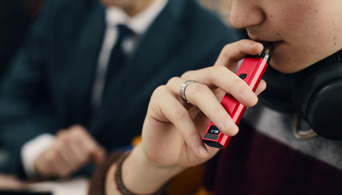 Médico alerta sobre riscos dos cigarros eletrônicos e aumento do uso entre jovens