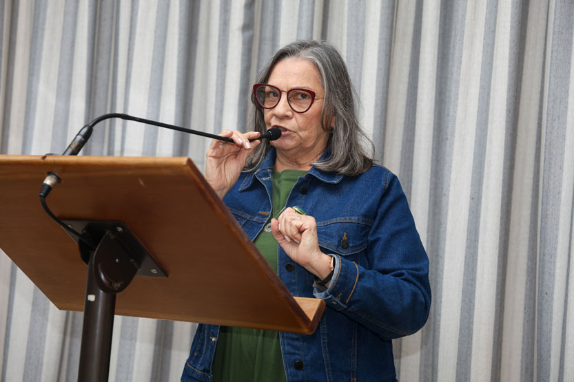 Acadêmica Sueli Maria Ferreira Canfora recitando poema em homenagem ao Dia dos Pais