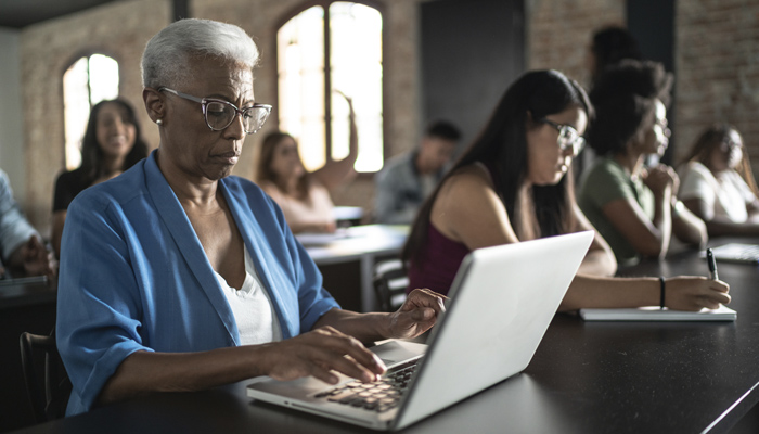 USP oferece mais de 300 cursos gratuitos para público 60+