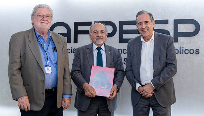 “Quando chega a hora da aposentadoria, o servidor é tungado em 14%. É um caso único no mundo”, diz historiador 
