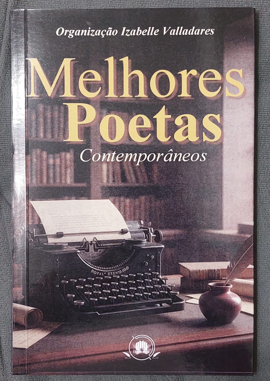 Livro “Melhores Poetas Contemporâneos”. Foto: Divulgação