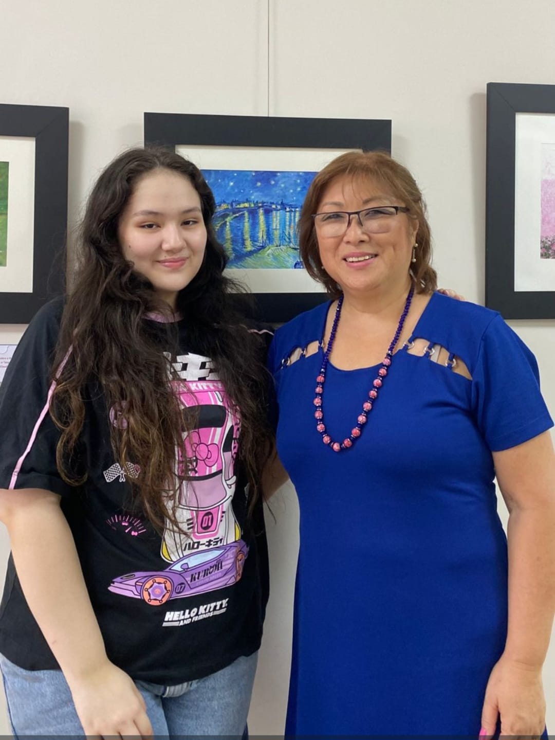 A neta Juliana Sayuri MonteiroYamaji prestigia exposição da avó Janethe Monteiro. Foto: acervo pessoal