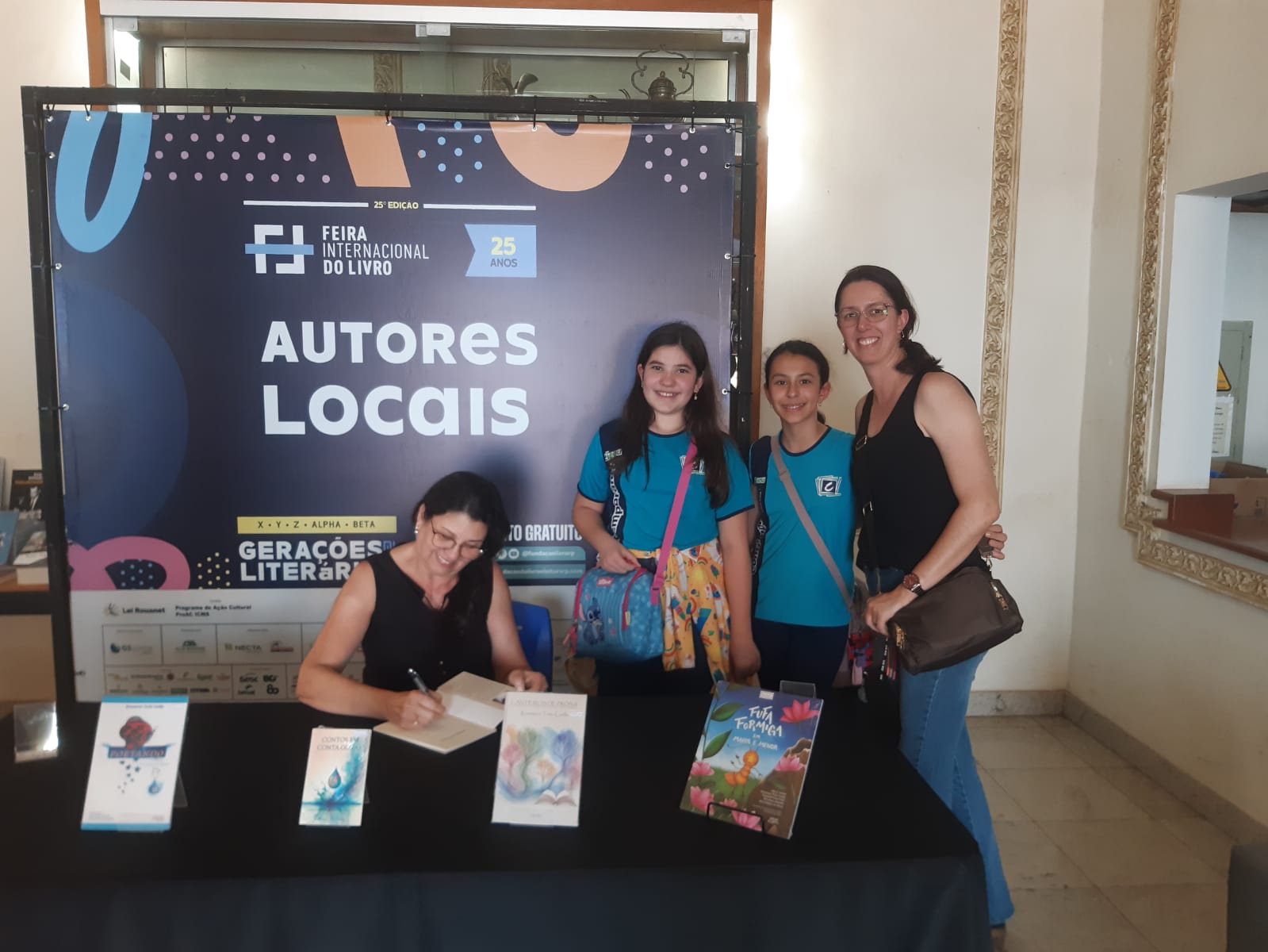 Rosemeire autografa livros durante a 25ª Feira Internacional do Livro de Ribeirão Preto. Foto: acervo pessoal