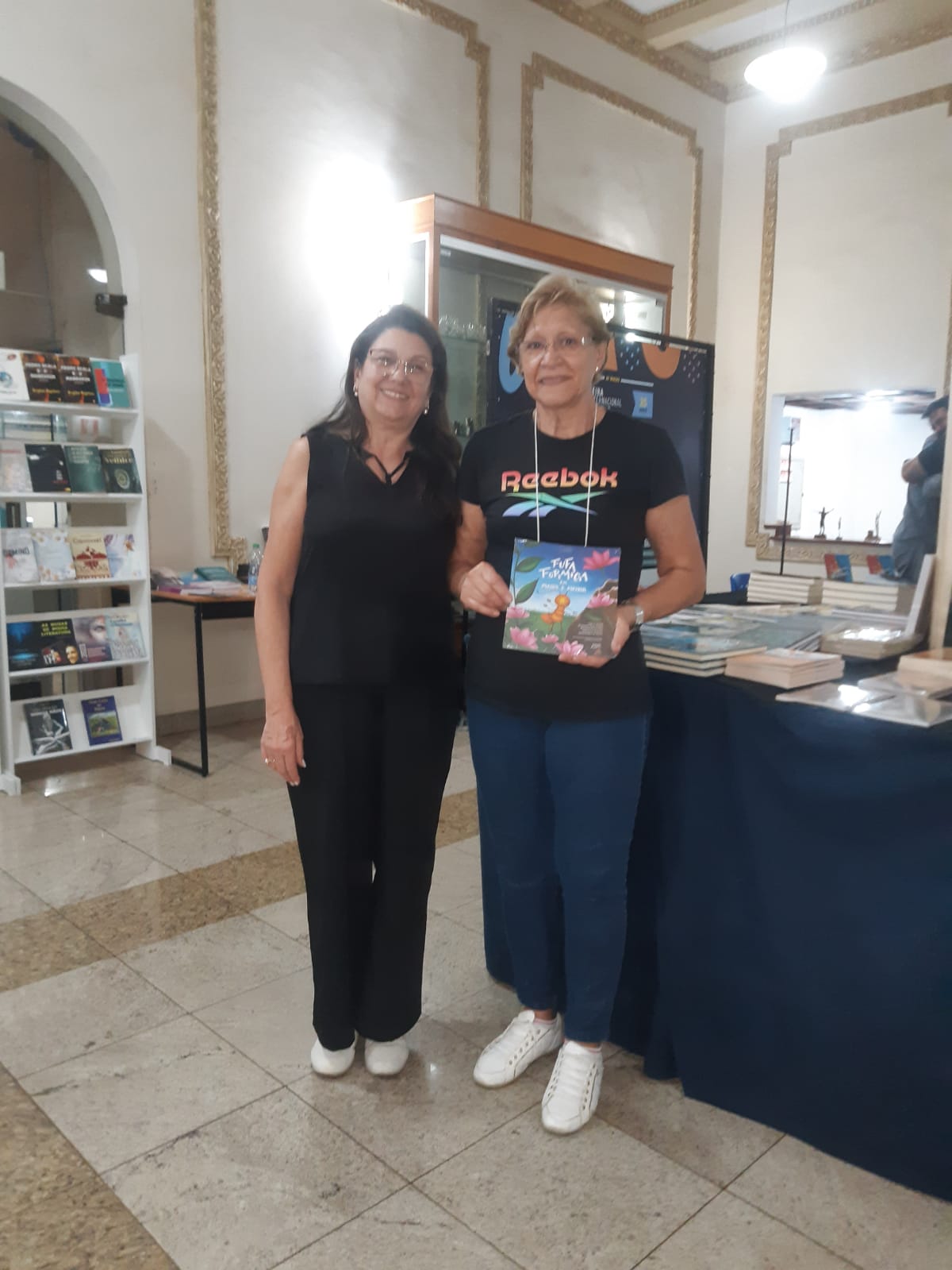 A acadêmica e Teresinha Leite, coordenadora do Espaço dos Autores Locais e Regionais da FIL. Foto: acervo pessoal
