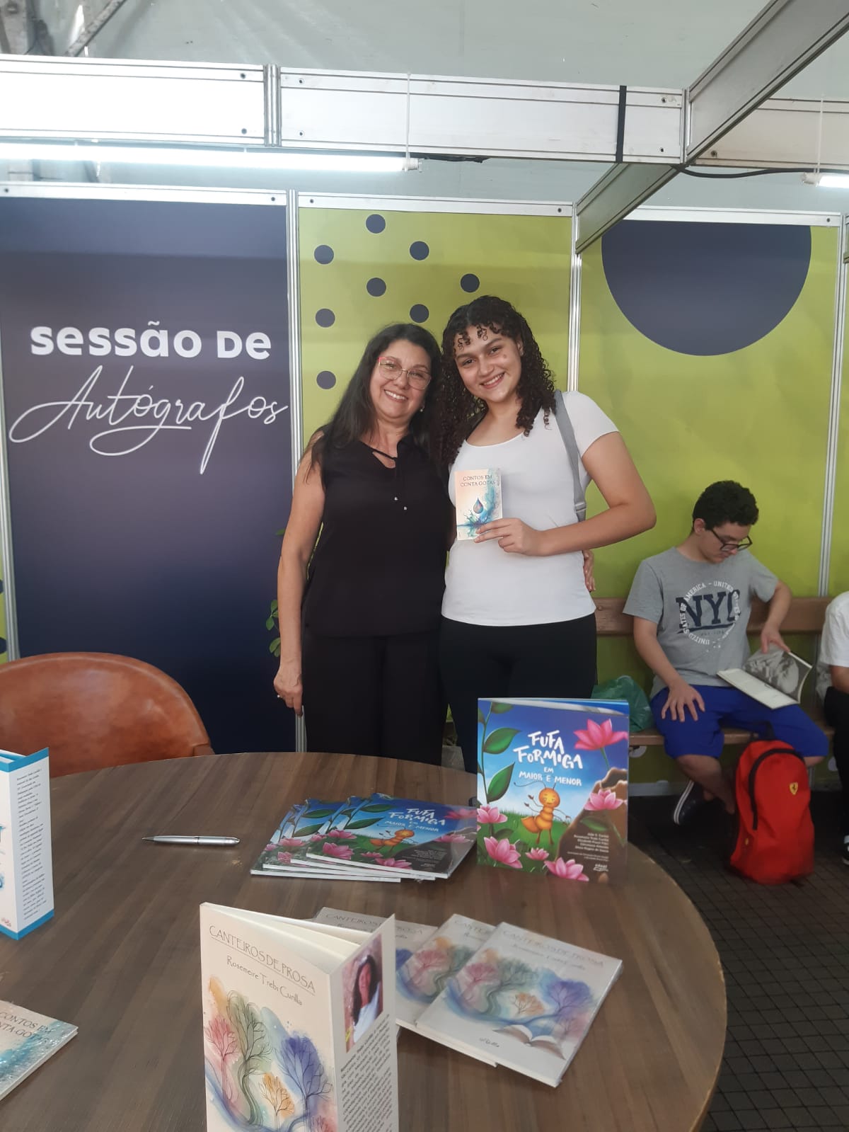 A acadêmica e leitora na 25ª FIL. Foto: acervo pessoal